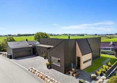 Bolig med utsikt og spenstig form på Nærbø